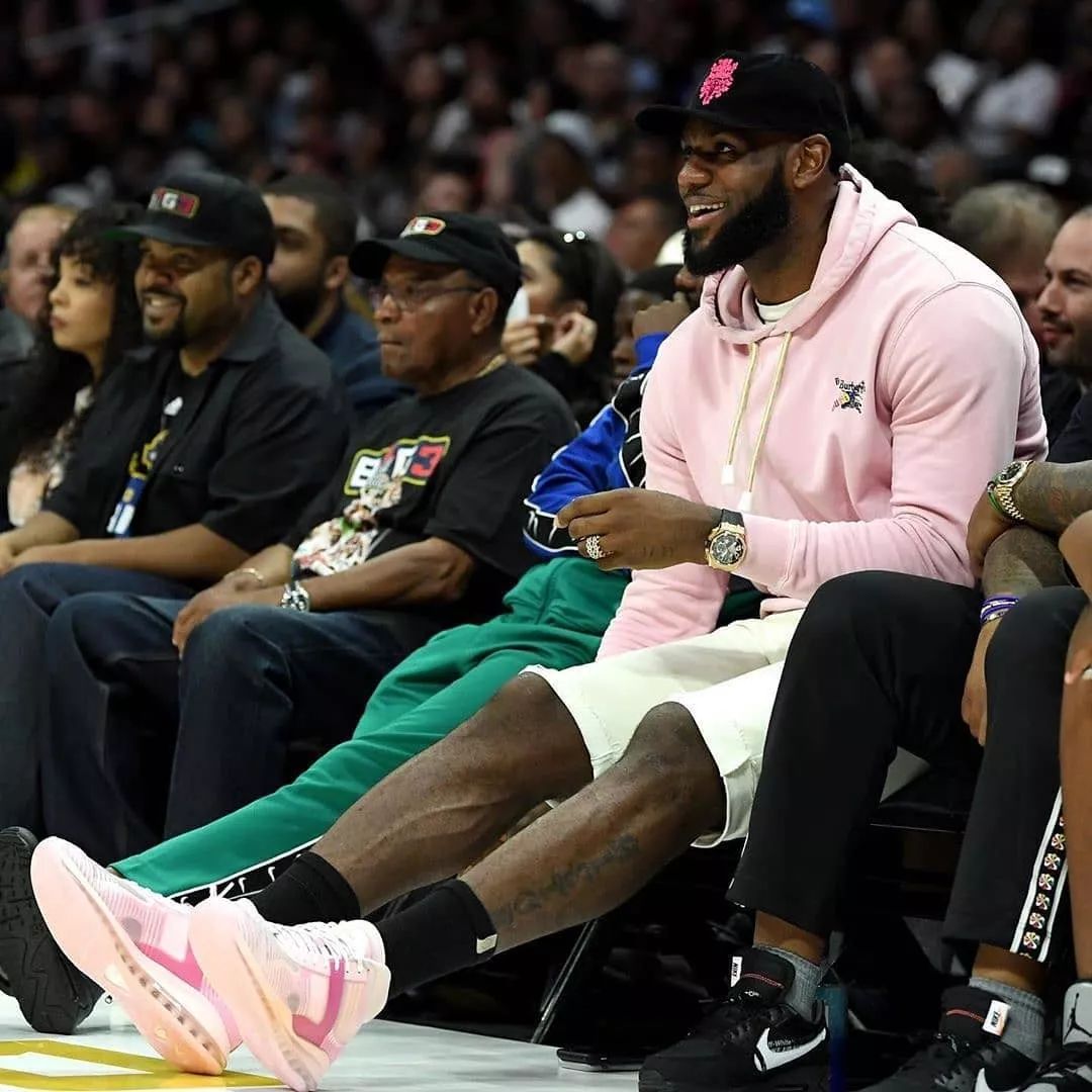 NBA交易市场动态：湖人完成签约（湖人官宣完成签约：NBA交易市场最新动向）