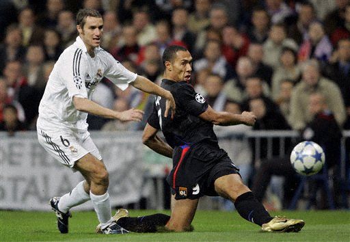 对手：这人是机器人吗？（对手质疑：他是机器人？）