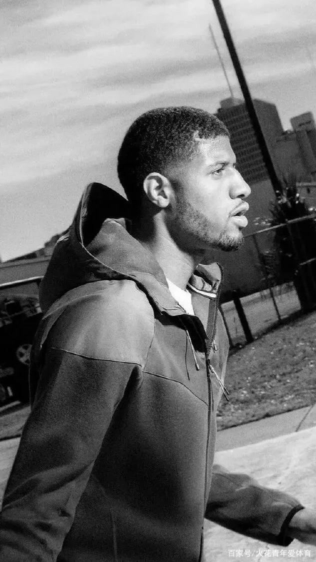 安东内拉偶遇网红街头采访：你是做什么工作的（安东内拉街头巧遇网红采访，被问从事何职）