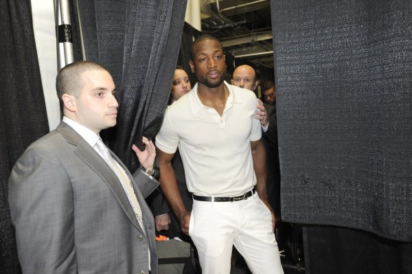 勇士老将挺身而出定胜局（勇士老将关键发力锁定胜局）