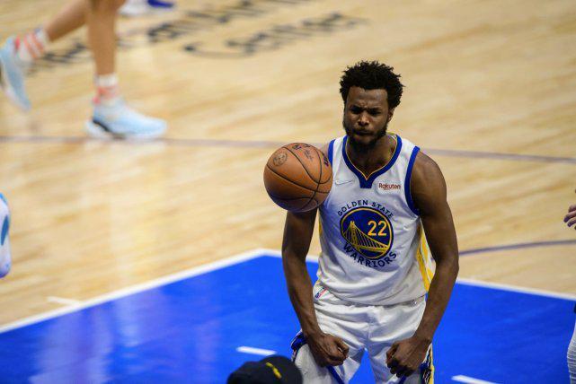 王岚嵚半场表现不佳，三分球颗粒无收（王岚嵚上半场状态低迷，三分未能开张）