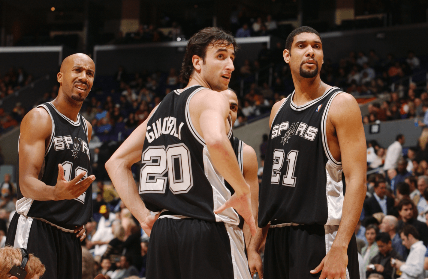 头球双响，孔德当选巴萨vs法兰克福全场最佳球员（孔德头球梅开二度，荣膺巴萨战法兰克福全场最佳）