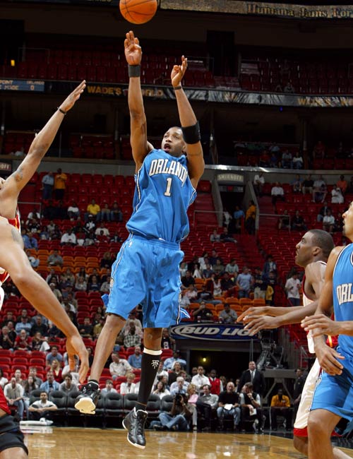 掘金约基奇三双末节爆发（约基奇斩获三双，末节发威助掘金）