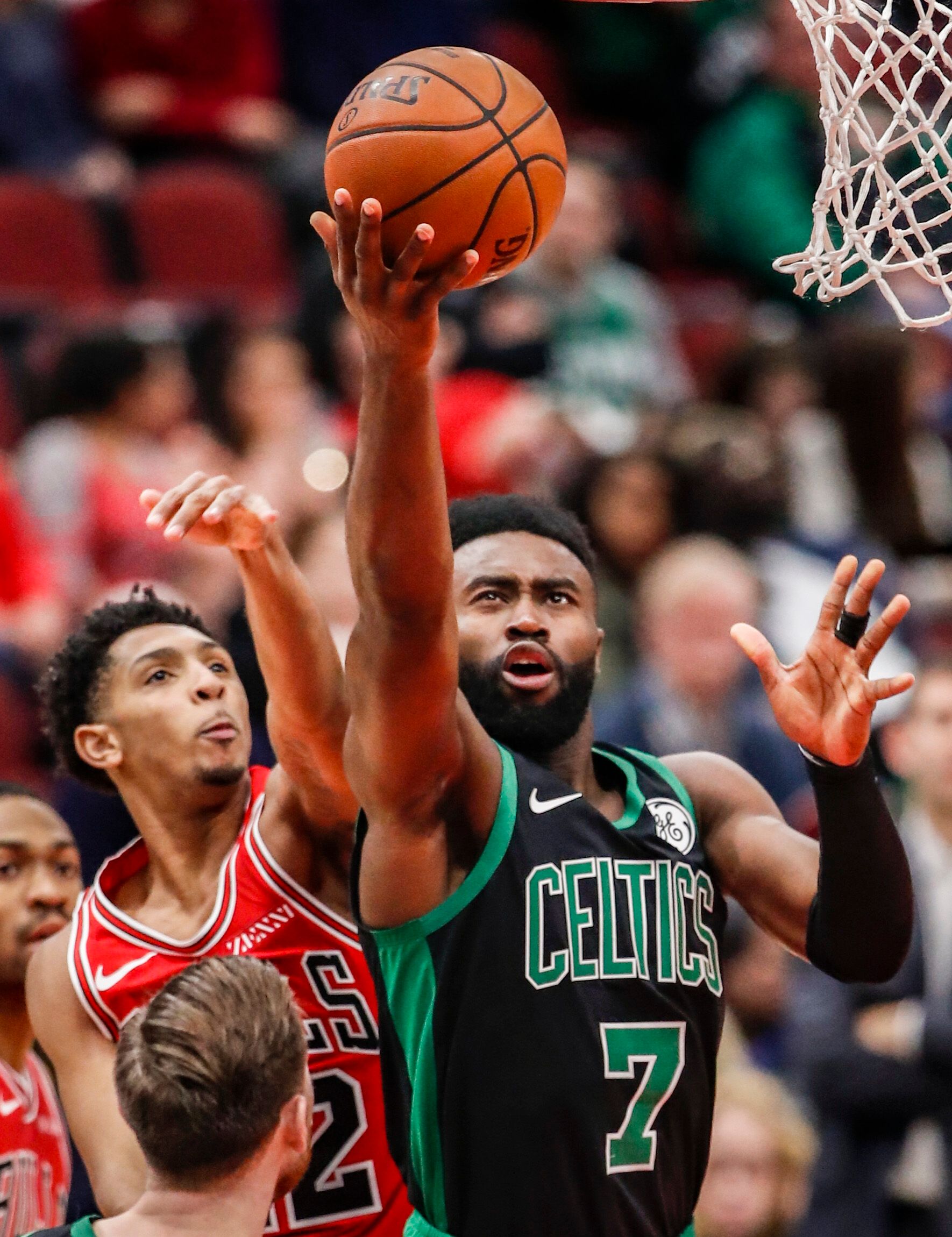 圣诞树入镜！杨瀚森更新社媒晒与奥登合影并配文：12月（圣诞树抢镜！杨瀚森社媒晒与奥登同框配文：12月）