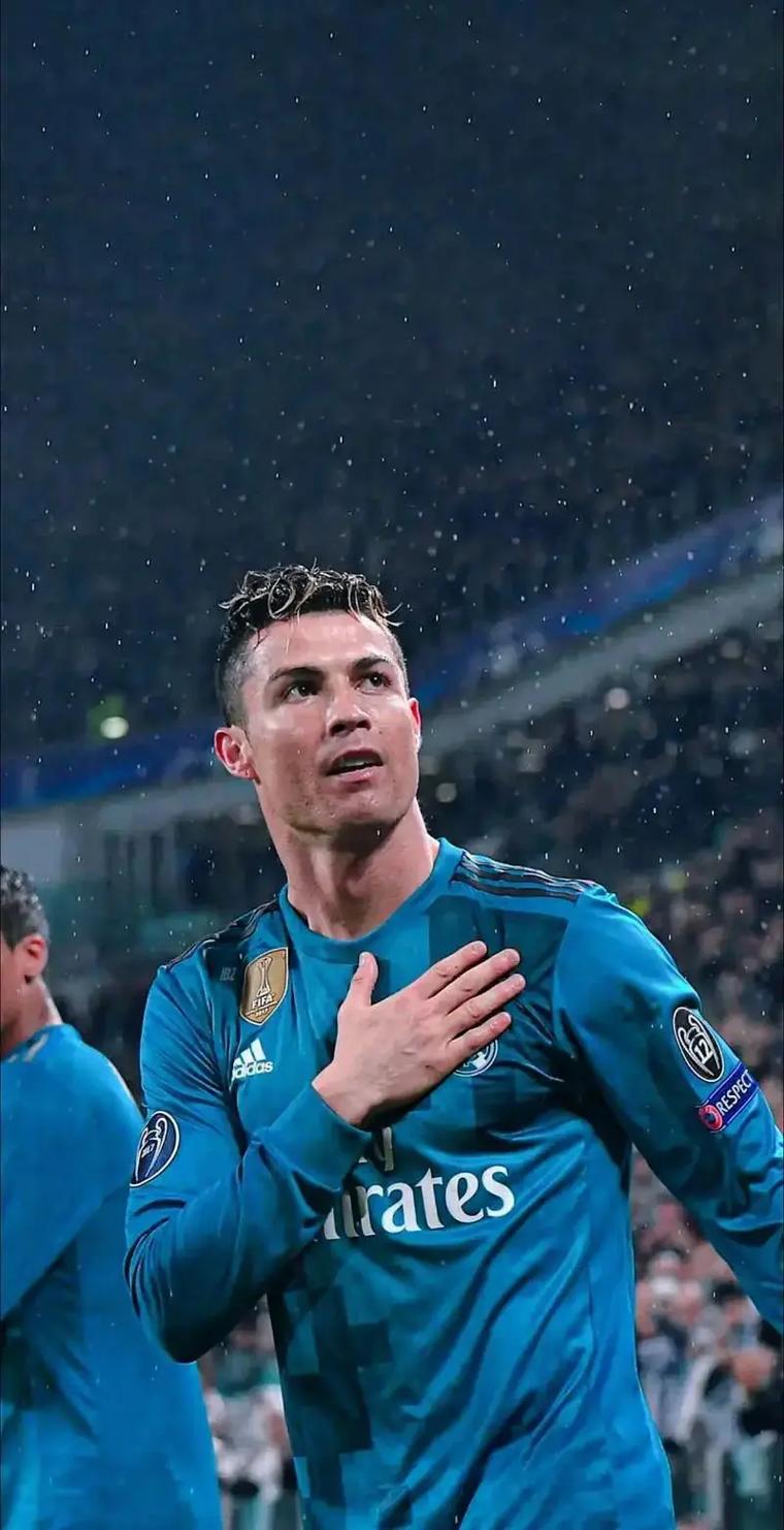 本泽马评选历史最佳阵容：（本泽马评出心目中历史最佳阵容）