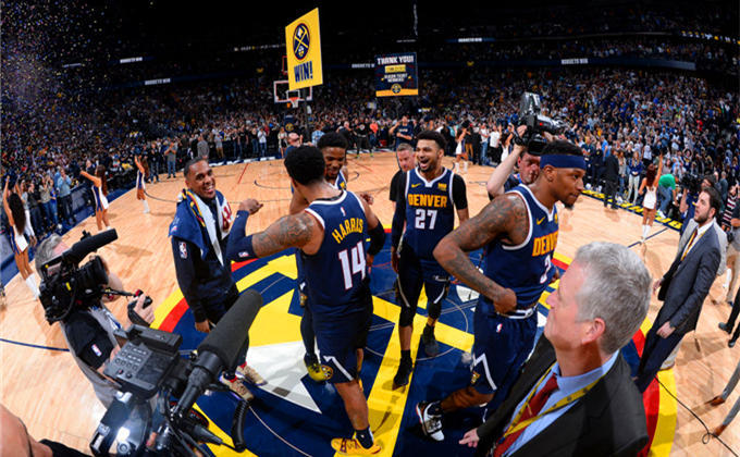 英媒：热刺领跑伊万-托尼的转会，球员愿意降低一半的薪水（英媒：热刺在伊万托尼转会争夺中占优，球员愿将薪资减半）