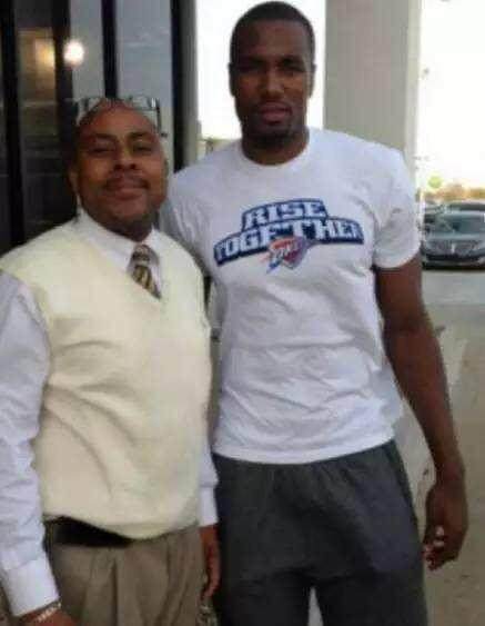 亚历山大与金·卡戴珊品牌续约3年，继续担任男性形象大使（亚历山大与金·卡戴珊旗下品牌续签三年，继续出任男士形象大使）