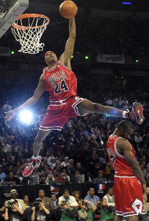 NBA常规赛战报：湖人客场险胜太阳,（湖人客场险胜太阳：NBA常规赛快讯）