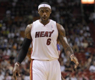 热那亚2-1萨索洛，厄斯蒂高破门，马利诺夫斯基建功（厄斯蒂高、马利诺夫斯基相继进球，热那亚2-1击败萨索洛）