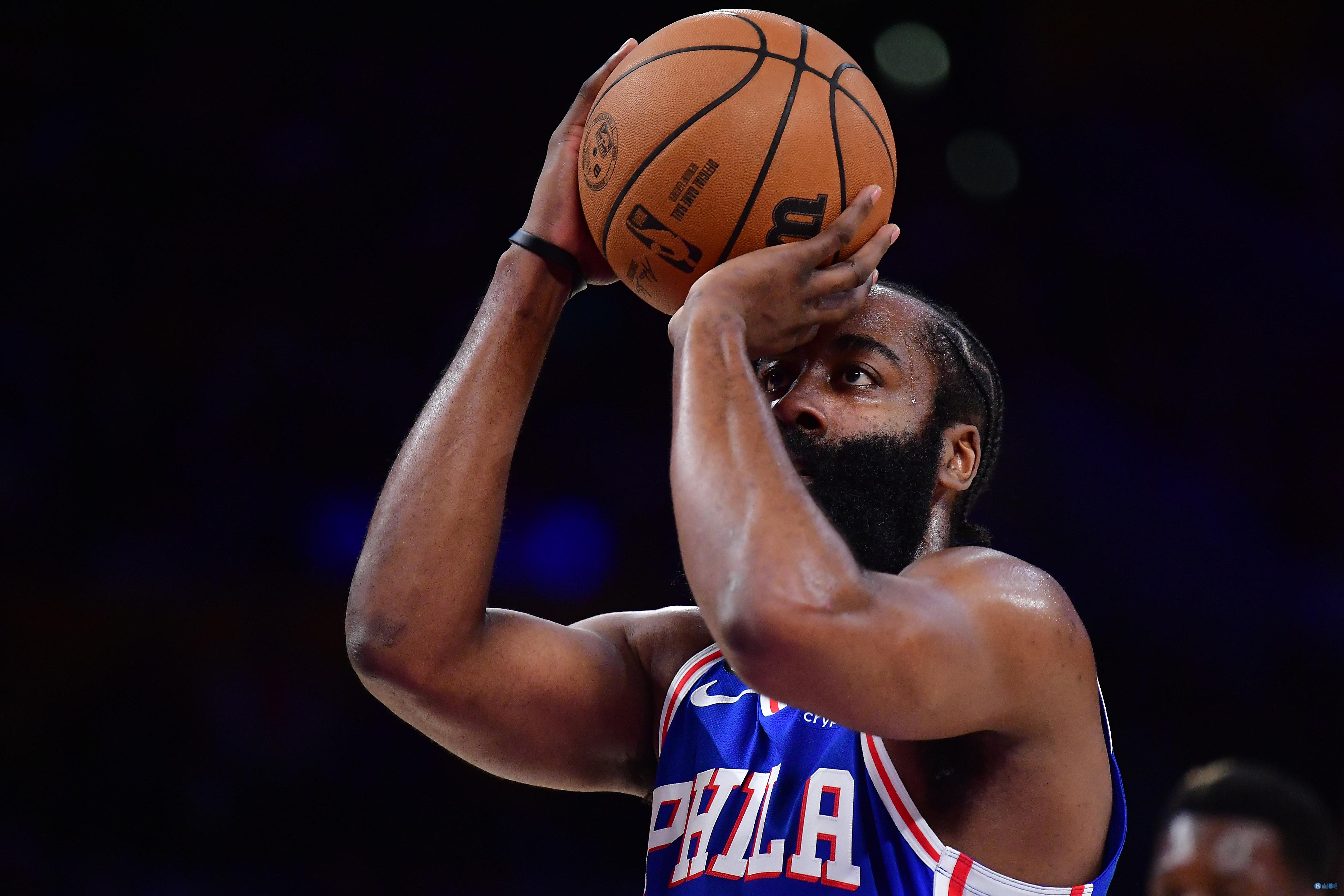 攻防转换！阿尔瓦拉多抢断反击助飞皮维空接暴扣 打停篮网！（攻守转换！阿尔瓦拉多抢断快攻妙传，皮维空接重扣，打停篮网！）