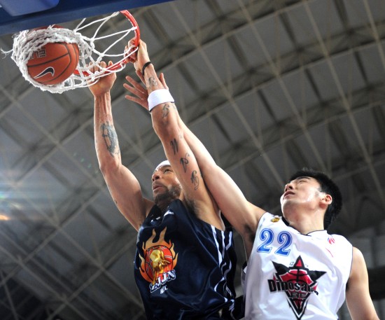 湖人官方推特公布飞往客场的登机照（湖人官推晒出奔赴客场的登机照）