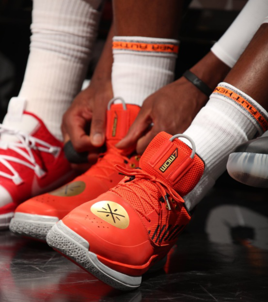 三分没开！贝恩20中7拿15分10板 三分6中0&多次冲内线被帽&失误（三分断电！贝恩20投7中仅15分10板，三分6投全失，多次突破遭封盖并出现失误）