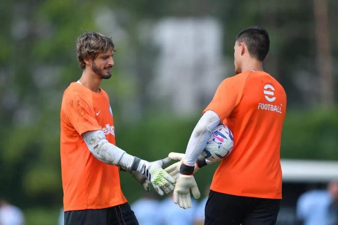 图赫尔：面对世界杯高温，必须明确球员角色并积极替补轮换（图赫尔：应对世界杯酷暑，明确分工并加大轮换力度）