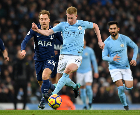 随迈阿密国际夺冠，德保罗赛后剪下主场球网留念（随国际迈阿密加冕冠军，德保罗赛后剪下主场球网作纪念）