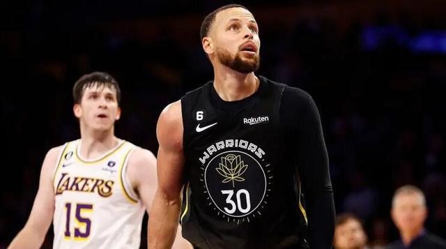 28+10！库里成为史上拿到25分+10板年纪最大的控卫（28+10！库里刷新纪录，成史上达成25分+10篮板的最年长控卫）