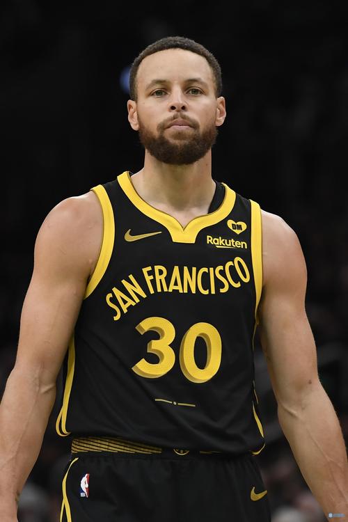 NBA球员交易及赛季影响分析（NBA球员交易对赛季格局的影响解析）