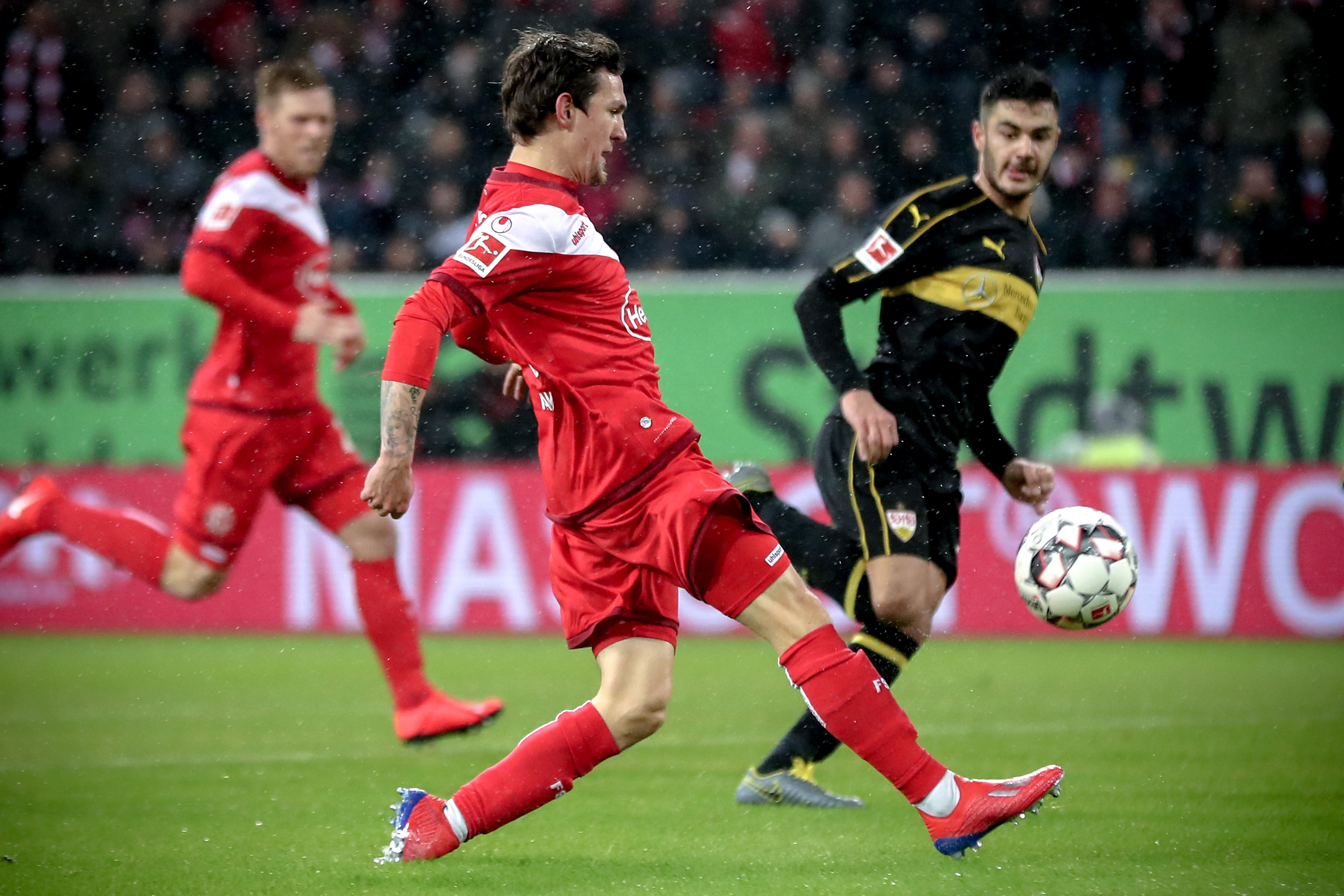 武汉三镇快速反击极具威胁（武汉三镇反击迅猛，威胁十足）