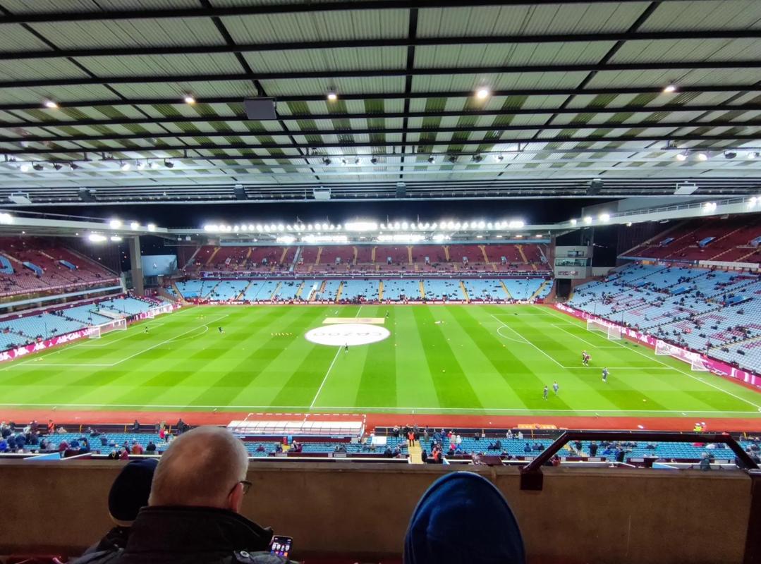 什琴斯尼哥哥：我弟更愿意坐板凳，需要他时再出场帮忙（什琴斯尼兄长：弟弟宁当替补，球队需要时再上场助阵）