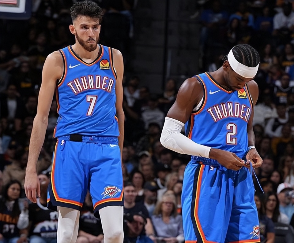 精准制导！法耶拼下篮板 随后长传横跨全场助攻诺威尔篮下打中（法耶抢下篮板后一记全场长传，精准助攻诺威尔篮下得分）