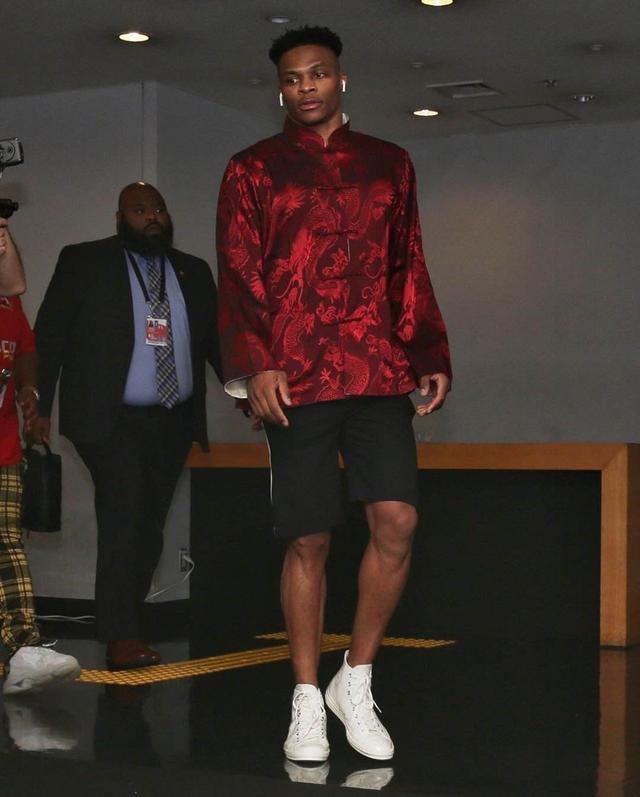 今天，法比奥特地找到训练基地负责洗衣的工作人员邵...（法比奥今日前往训练基地，专程探访负责洗衣的邵师傅）