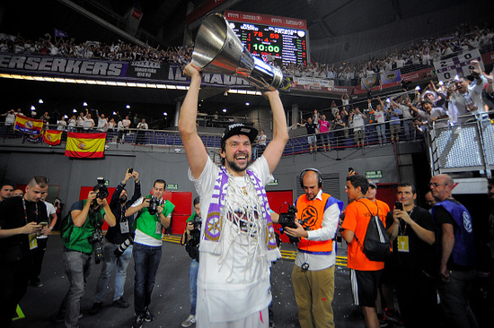 齐达内现身看台观战二儿子卢卡代表阿尔及利亚的非洲杯首秀（齐达内到场观战，见证次子卢卡代表阿尔及利亚完成非洲杯首秀）